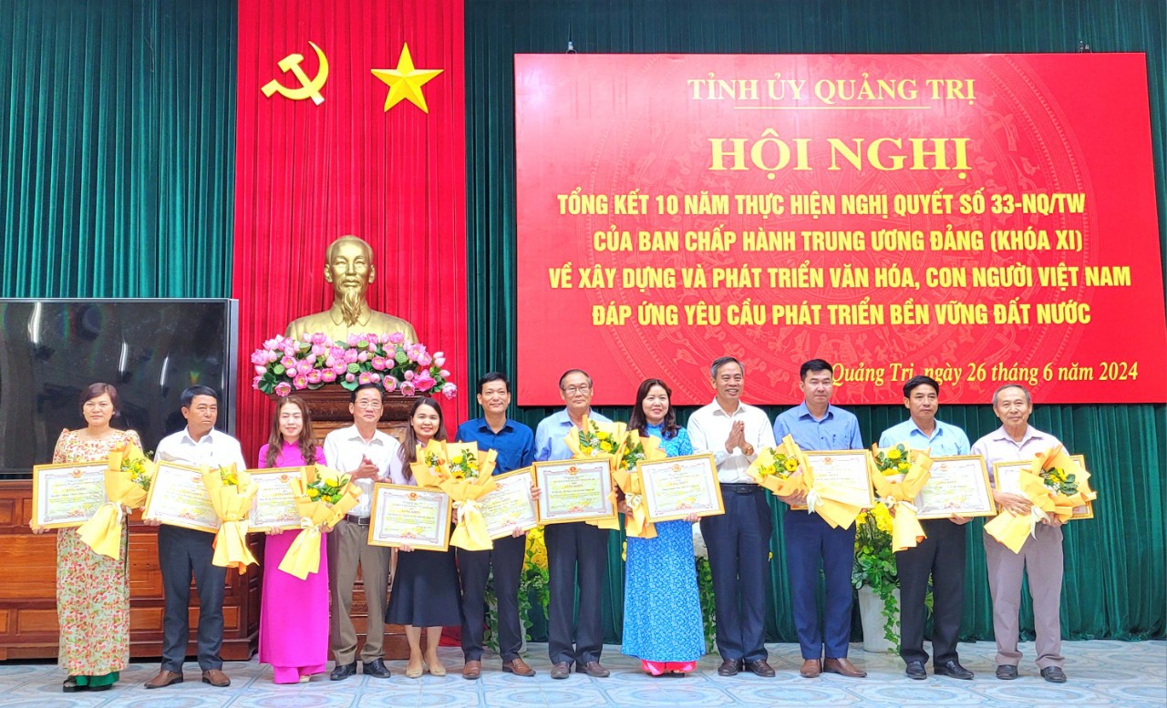 Phó Bí thư Thường trực Tỉnh ủy Nguyễn Đăng Quang và Trưởng Ban Tuyên giáo Tỉnh ủy Hồ Đại Nam tặng bằng khen của UBND tỉnh cho các tập thể tiêu biểu trong việc thực hiện Nghị quyết 